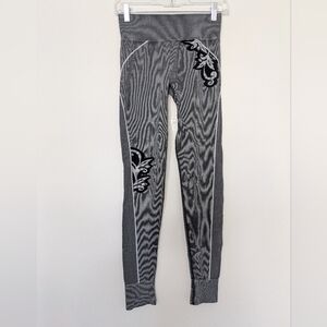 Athleta Women's Black and Gray Patterned Athletic Leggings Sz M